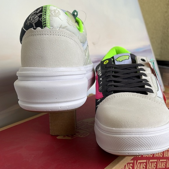 Vans Men’s Old Skool Over
Singles Day Multi/True Wh
VN0A7Q5E6GL
Sneaker Platform - Picture 9 of 16